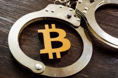 Dolandırıcılık, yasaklama ve kripto para birimlerinin düzenlenmesi. Bitcoin işareti ve kelepçe.