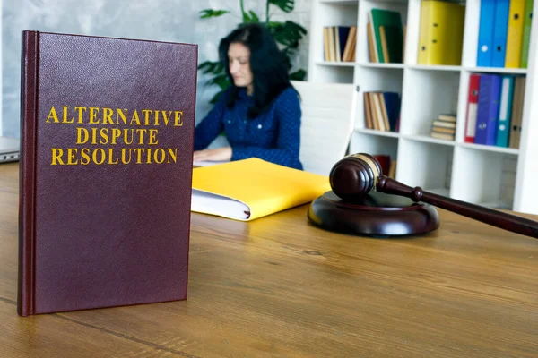 Książka o alternatywnym rozstrzyganiu sporów ADR w biurze. — Zdjęcie stockowe