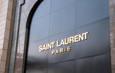 KYIV, UKRAINE - 25 Temmuz 2021. Mağaza girişinin üzerindeki Saint Laurent Markası.