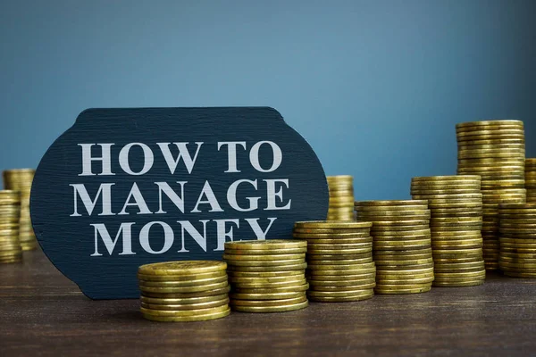 How to manage money on the plate and coins. — ストック写真