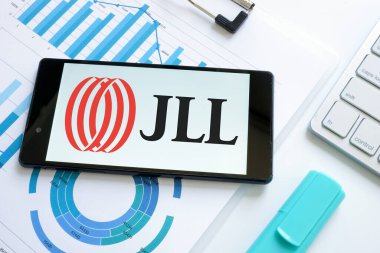 KYIV, UKRAINE - 30 Haziran 2021. JLL Jones Lang LaSalle Şirketi logosu ekranda.