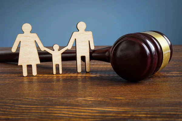 Derecho de familia y concepto de adopción. Figuras y martillo. — Foto de Stock