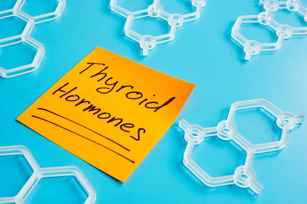 Pajzsmirigy hormonok a narancssárga papíron. — Stock Fotó
