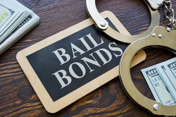 Plate Bail Bonds und Handschellen darauf. — Stockfoto