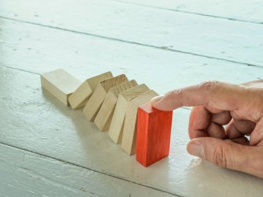 Düşen domino konsepti ve el onu durdurur. Kriz çözümü.
