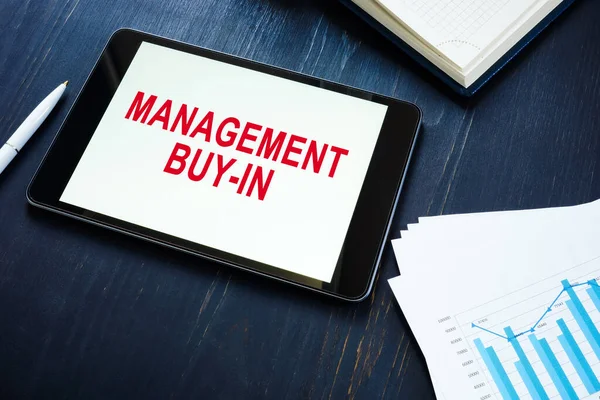 Informações sobre Management buy-in MBI na tela do tablet. — Fotografia de Stock