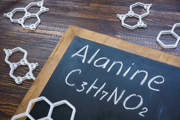 Alanina e fórmula química com modelos de plástico. — Fotografia de Stock