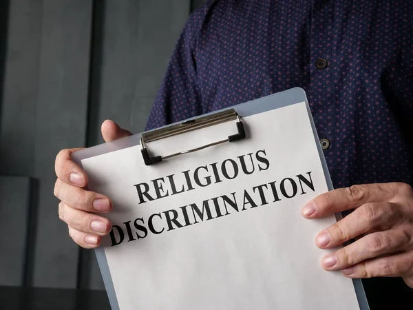 Avukatın elinde dini ayrımcılıkla ilgili belgeler. — Stok fotoğraf