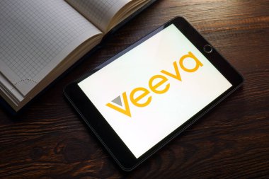 KYIV, UKRAINE - 21 Ağustos 2021. Veeva Sistemleri VEEV şirket logosu.