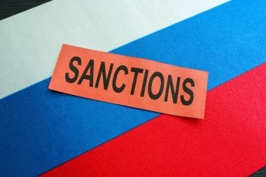 Ekonomik kısıtlamaların sembolü olarak Rus bayrağı ve kelime yaptırımları.