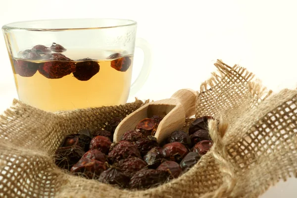 Herbal medicine. Cup of herbal tea with briar — Stock Photo, Image