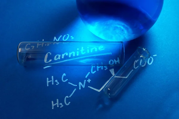 The chemical formula of carnitine — Stock Photo, Image