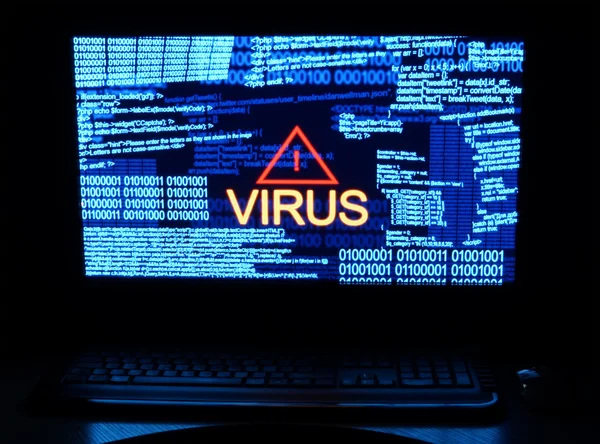 Computadora en oscuridad con virus de palabra — Foto de Stock