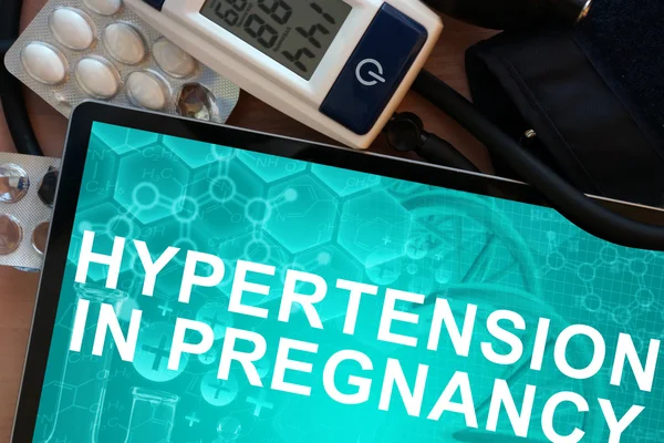 Tablet se slovy hypertenze v těhotenství — Stock fotografie