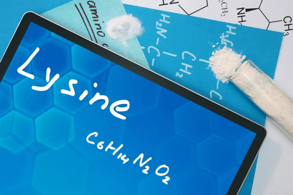 Tablet met de chemische formule van Lysine. — Stockfoto