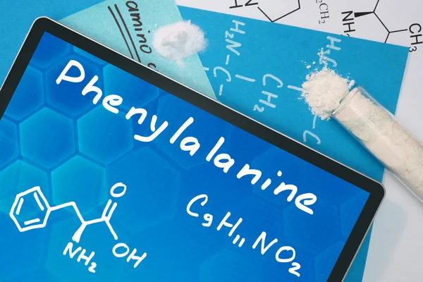 Fenilalanin kimyasal formülü ile tablet. — Stok fotoğraf