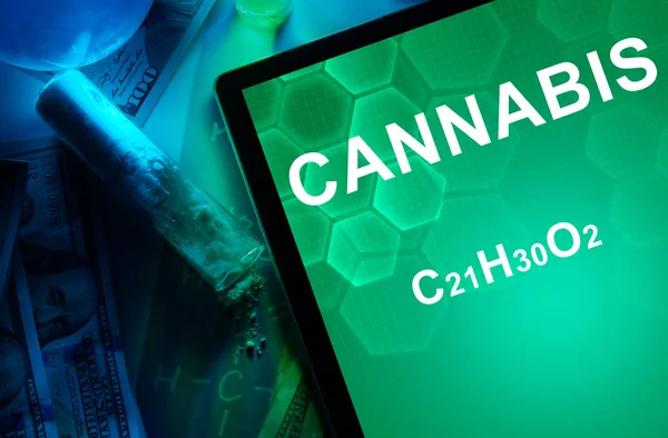Tablette mit der chemischen Formel von Cannabis. — Stockfoto