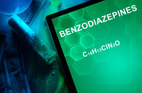 Tablet met de chemische formule van benzodiazepinen. — Stockfoto