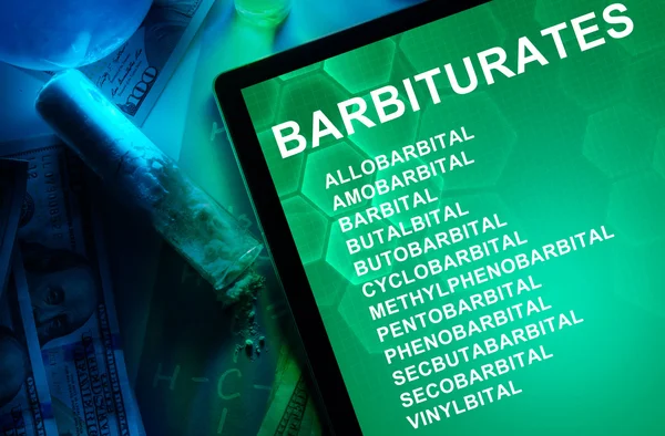 Tablett med den kemiska formeln av barbiturater. — Stockfoto