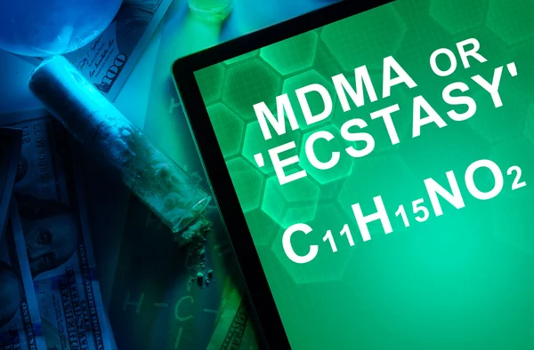 Tablet with the chemical formula of Ecstasy or mdma. — Stock Photo, Image