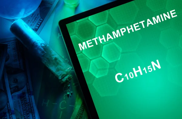 Tablet z wzór chemiczny metamfetaminy. — Zdjęcie stockowe