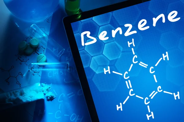 Comprimido con la fórmula química de Benceno . —  Fotos de Stock