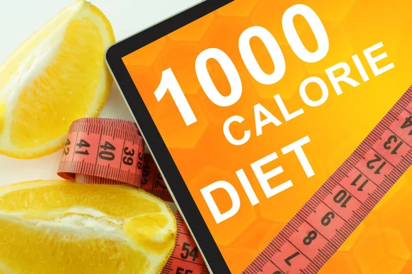 Dieta 1000 calorías en la tableta . —  Fotos de Stock