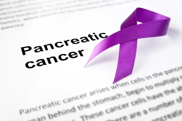 Papír s rakovinou slinivky břišní a fialovou stuhou — Stock fotografie