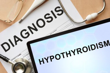 Teşhis hypothyroidism ve stetoskop ile tablet.