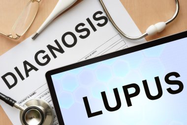Tablet tanı lupus ve stetoskop ile.