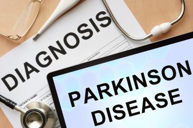 Tablet Tanı ile parkinson hastalığı ve stetoskop.