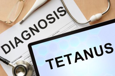 Tablet tanı tetanoz ve stetoskop ile.
