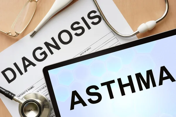 Таблетки с диагнозом астма и стетоскоп . — стоковое фото