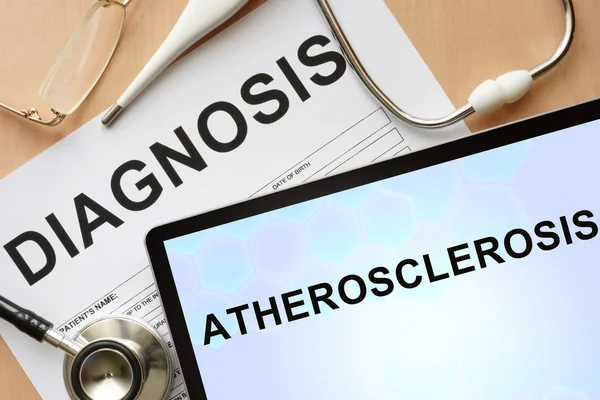 Tableta con diagnóstico de aterosclerosis y estetoscopio . —  Fotos de Stock