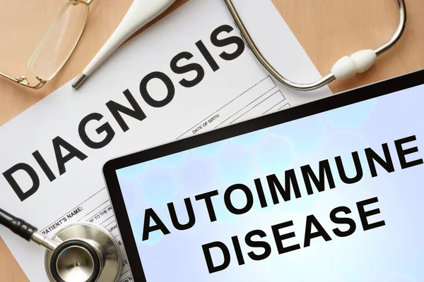 Tablette mit Diagnose Autoimmunerkrankung und Stethoskop. — Stockfoto