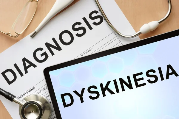 Таблетки с диагнозом дискинезия и стетоскоп . — стоковое фото