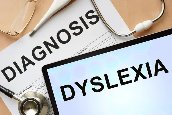 Tablet s diagnózou dyslexie a stetoskopem. — Stock fotografie