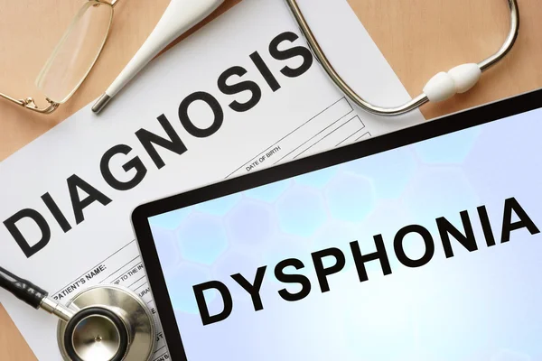 Таблетки с диагнозом дисфония и стетоскоп . — стоковое фото