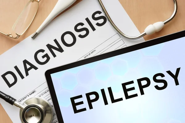 Comprimido con diagnóstico de epilepsia y estetoscopio . — Foto de Stock