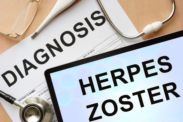 Tablet dengan diagnosis zoster herpes dan stetoskop . — Stok Foto