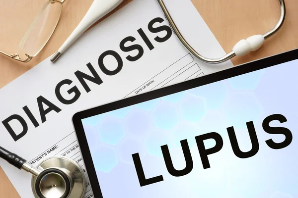 Comprimido con diagnóstico de lupus y estetoscopio . —  Fotos de Stock