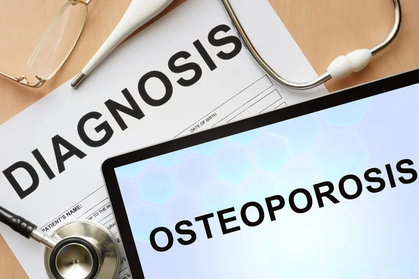 Comprimido com diagnóstico osteoporose e estetoscópio . — Fotografia de Stock