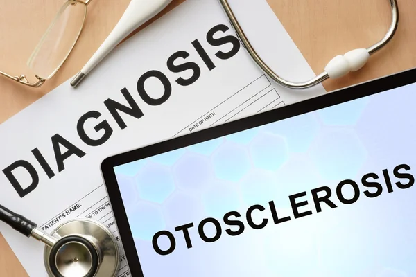 Tablet dengan diagnosis otosklerosis dan stetoskop . — Stok Foto