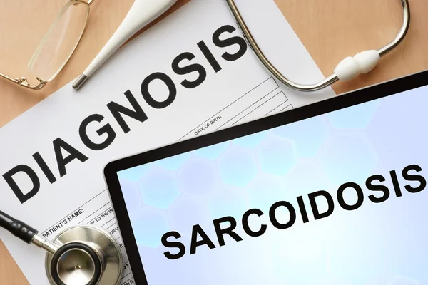 Таблетки с диагнозом саркоидоз и стетоскоп . — стоковое фото