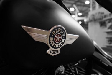 Harley Davidson Motosiklet logosu ile yakıt tankı. Kiyv, Ukrayna - 15 Mart 2015