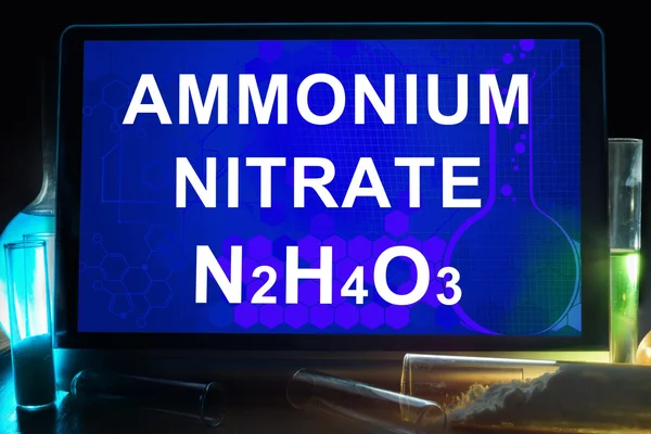 Comprimido con fórmula química de nitrato de amonio . — Foto de Stock