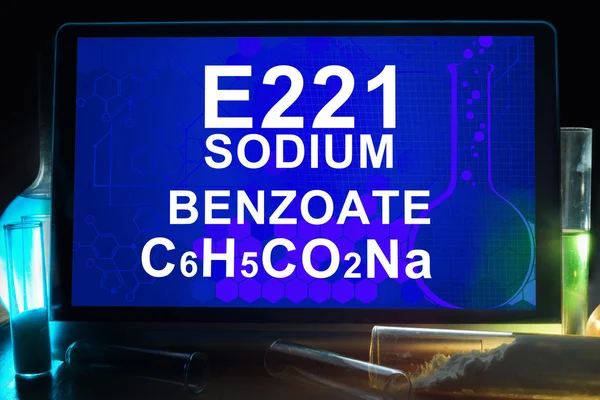 Comprimido con fórmula química de benzoato de sodio e221 . — Foto de Stock