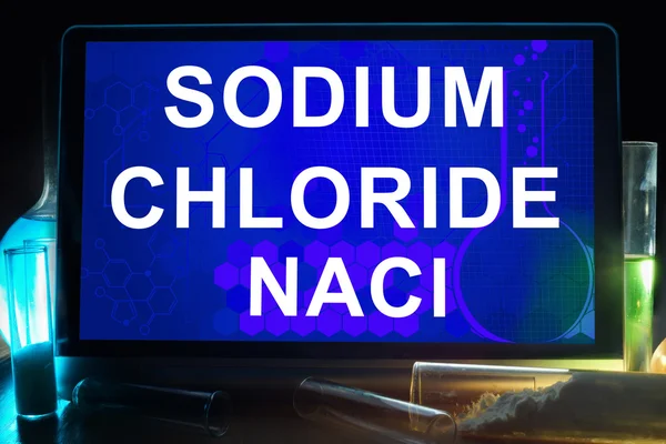 Sodyum Klorür kimyasal formülü ile tablet. — Stok fotoğraf