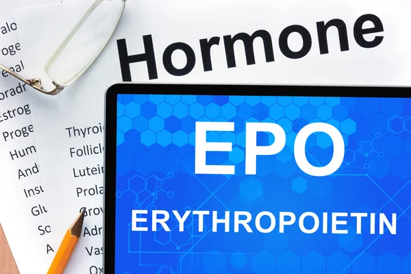 Papíry se seznamem hormonů a tablet se slovy erythropoietinu (EPO) . — Stock fotografie