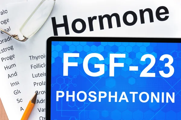 Carte con elenco di ormoni e compresse con parole FGF-23 (fosfatonina ) . — Foto Stock